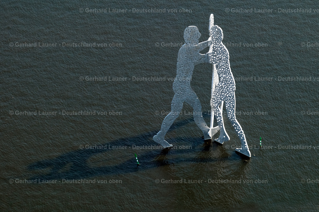 2790426 | Der Molecule Man ist ein Berliner Monumentalkunstwerk, das im Mai 1999 von dem amerikanischen Bildhauer Jonathan Borofsky geschaffen wurde. Es handelt sich um eine Drei-Personen-Skulptur, die in der Spree zwischen Elsenbrücke und Oberbaumbrücke nahe dem Schnittpunkt der drei Ortsteile Kreuzberg, Alt-Treptow und Friedrichshain aufgestellt wurde.