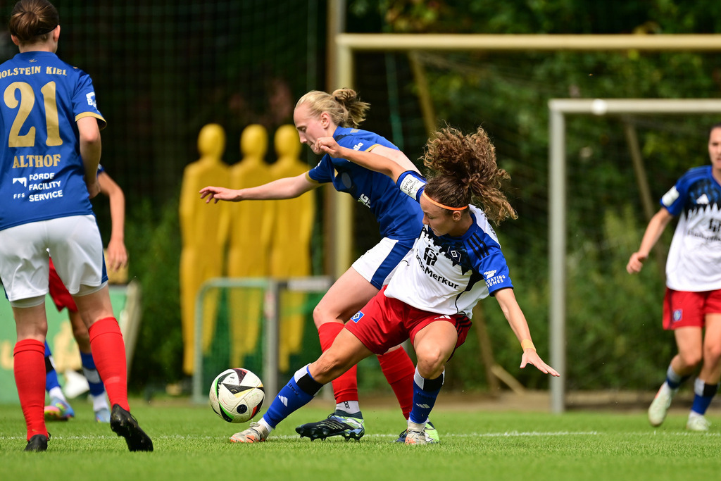 Fußball I Frauen I Saison 2025-2026 I Testspiel I Hamburger SV - Holstein Kiel | Jasmin Grosnick (3, Holstein Kiel) Melanie Brunnthaler (11, Hamburger SV) - Realisiert mit Pictrs.com