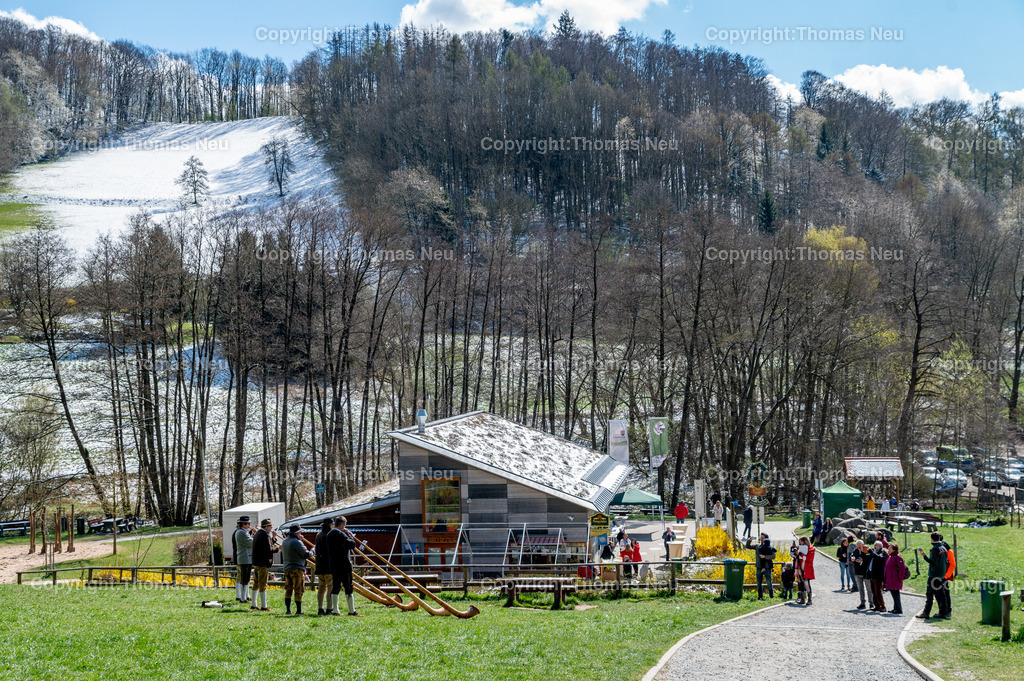 DSC_4601 | Festakt 15 Jahre Felsenmeer-Informationszentrum in Reichenbach, Alphornbläser vor dem FIZ , Bild: Thomas Neu