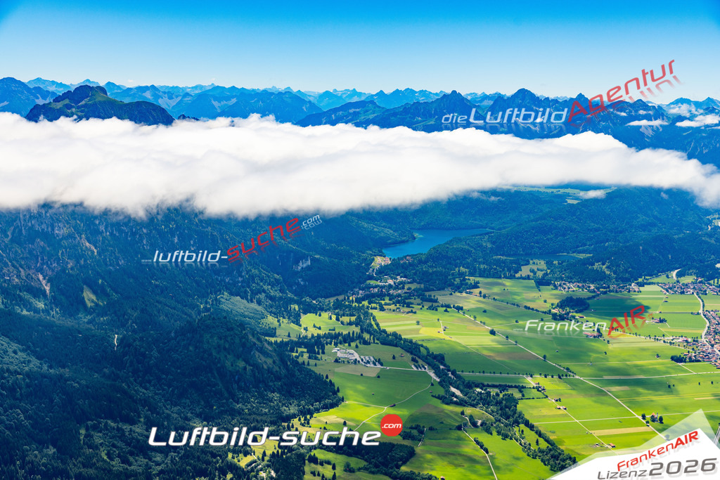 Die Luftaufnahme Hohenschwangau - Schwangau wurde 2022 vom Flugzeug aus (keine Drohne) erstellt. Hohe Auflösung -für große Poster und Wandbilder geeignet - Garantiert!