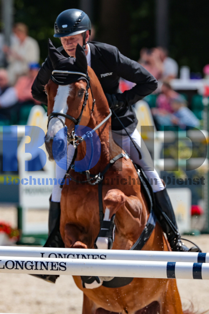 Longines Balve Optimum - Springen Samstag {date} -  | {headline}(Foto: Sebastian Sendlak / BOND) - Realisiert mit Pictrs.com