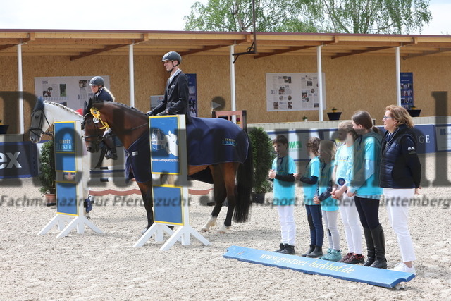 Birkhof_2024_Prfg.Nr.14_Ü45-Spring-WB_Siegerehrung_Prüfung_Nr.15_ (17) | Alle Fotos der Reiterjournal Fotografin Doris Matthaes im Reiterjournal Online-Fotoshop. - Realisiert mit Pictrs.com