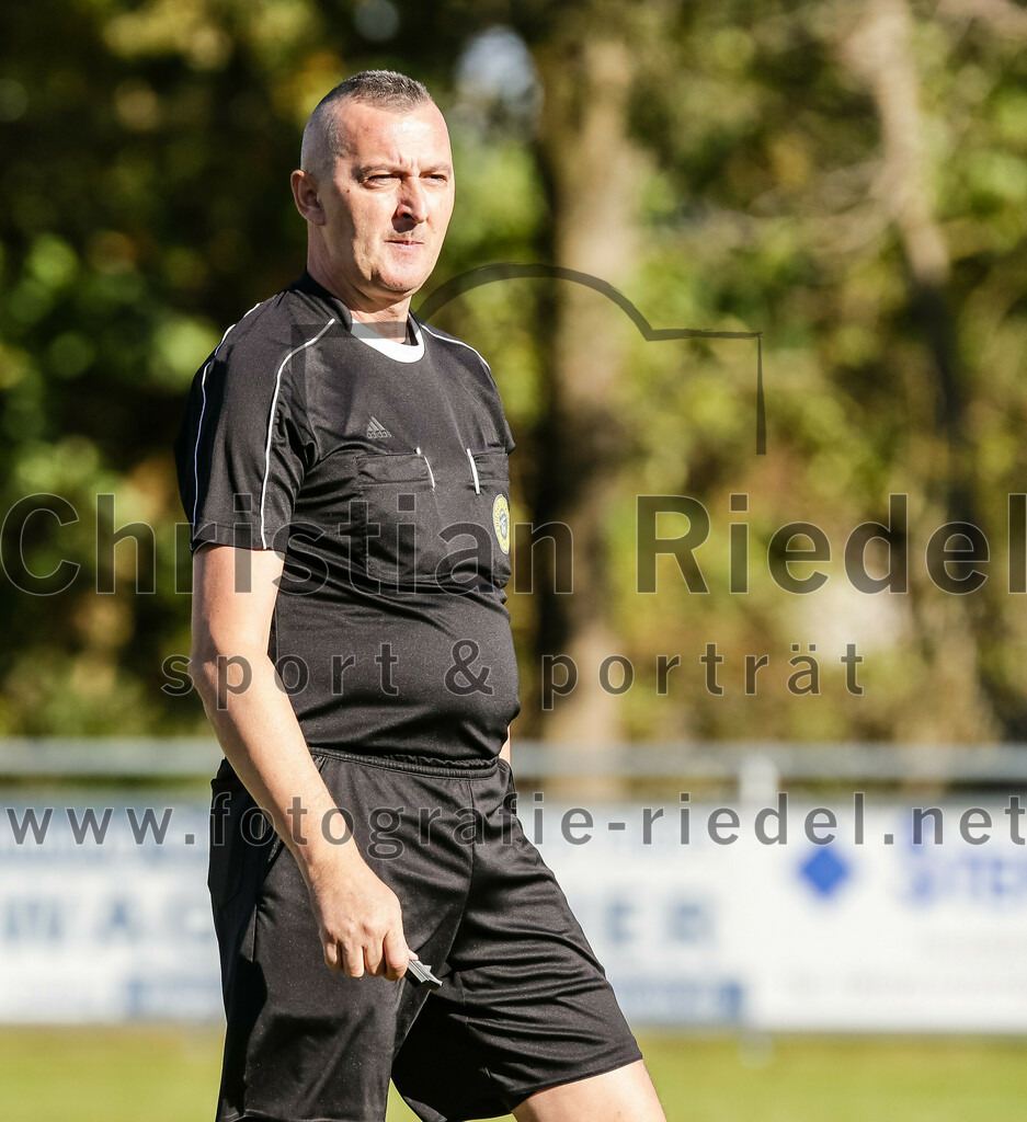 2023-10-22_021_SpVgg_Eichenkofen_gegen_SpVgg_Altenerding_II | Erding, Deutschland, 22.10.2023:
Fußball, A-Klasse 2023 / 2024, 12. Spieltag, SpVgg Eichenkofen gegen SpVgg Altenerding II, Endergebnis: 3:1

Schiedsrichter Muja Lozic

Foto: Christian Riedel / fotografie-riedel.net