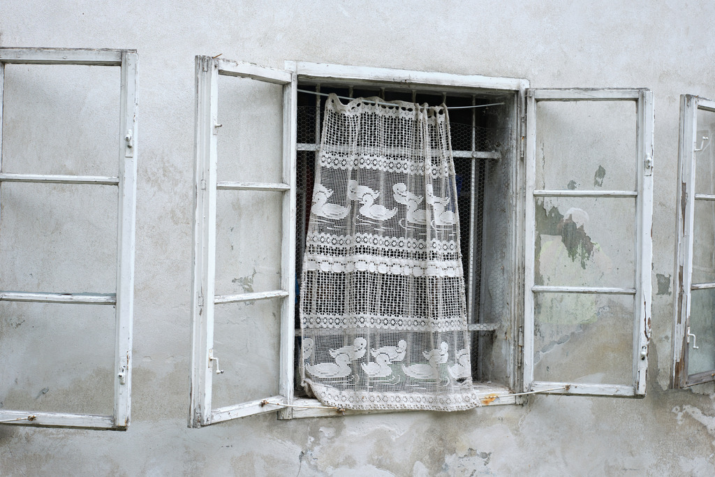 Verkommenes Haus mit Alten Fenstern | Steyr, Austria - August 26, 2024: Verkommenes altes Haus mit Alten Fenstern. - Realisiert mit Pictrs.com