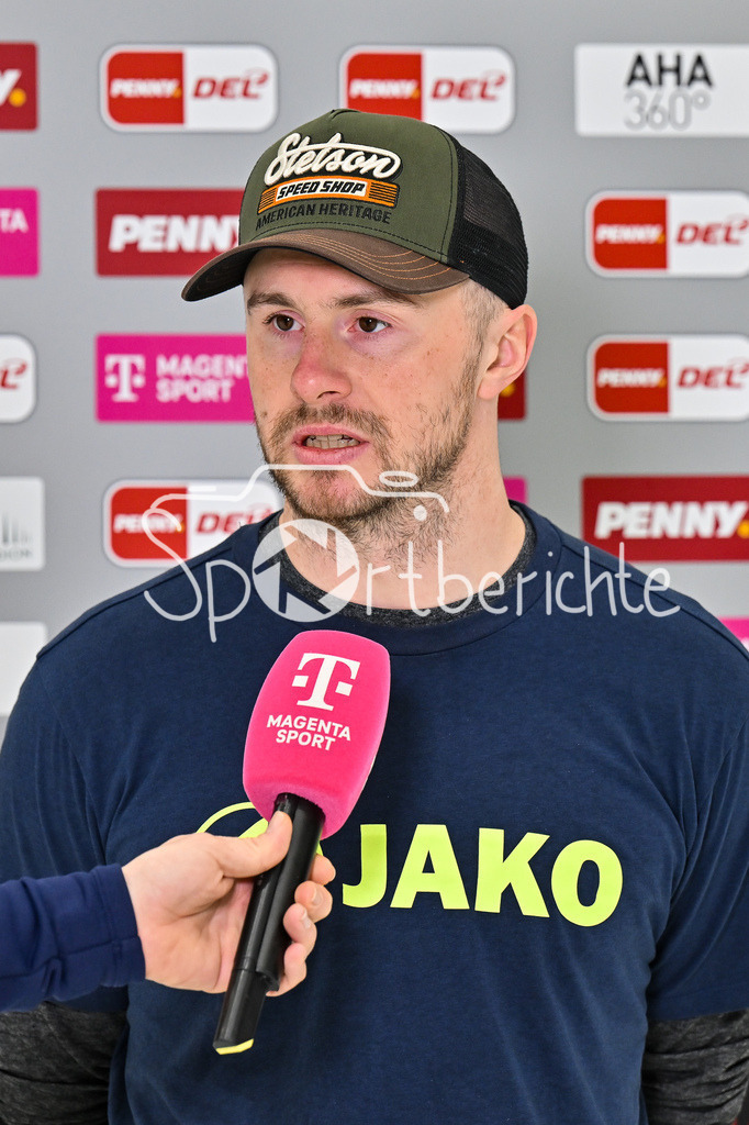 Augsburger Panther - Grizzlys Wolfsburg | AUGSBURG, GERMANY - 15. MARCH: im Bild Fabio PFOHL (Grizzlys Wolfsburg 95) beim Interview mit MagentaSport vor dem Match zwischen den Augsburger Panthern und den Grizzlys Wolfsburg am 52. Spieltag der Penny DEL im Curt Frenzel Stadion