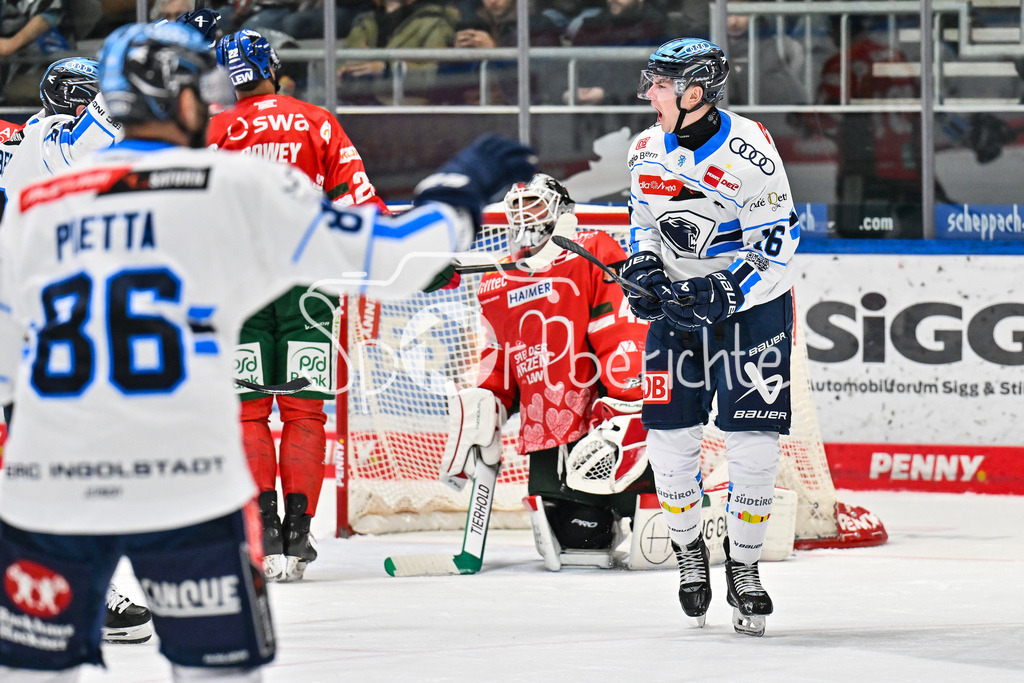 Augsburger Panther - ERC Ingolstadt | AUGSBURG, GERMANY - 12. DECEMBER: Jubel der Schanzer nach dem Ausgleich zum 3-4 druch Johannes KRAUSS (ERC Ingolstadt 16) / Tor / Torschuetze / Freude / Happy / während dem Match zwischen den Augsburger Panthern und dem ERC Ingolstadt am 27. Spieltag der Penny DEL im Curt Frenzel Stadion