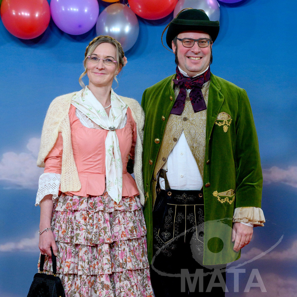 _DWA1293 | Kulturreferentin und zweiten Bürgermeisterin der Stadt Nürnberg, Prof. Dr. Julia Lehner(links) mit Ihrem Gatten Gerd Schmelzer bei der TV-Sendung Fastnacht in Franken 2024. Veitshöchheim, 02.02.2024 Bayern Deutschland - Realisiert mit Pictrs.com