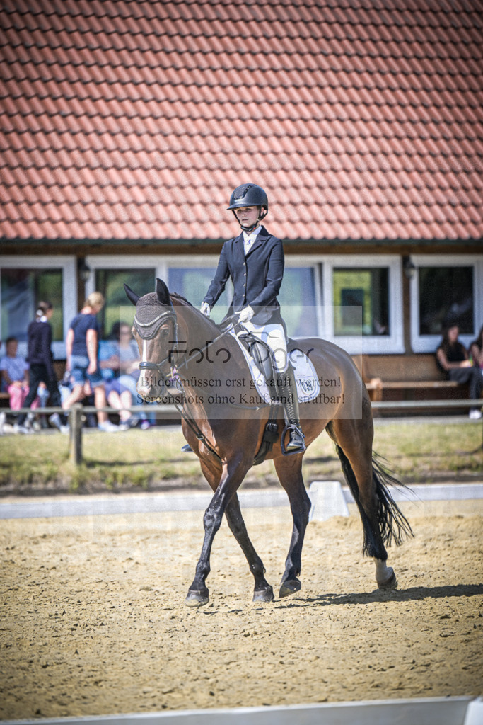 DOS_7132 | Entdecke hochwertige Reitturnierfotos von Foto Oger. Professionell, emotional und authentisch – jetzt Lieblingsmomente im Shop bestellen.Deutschlandweite Turnierfotografie. - Realisiert mit Pictrs.com