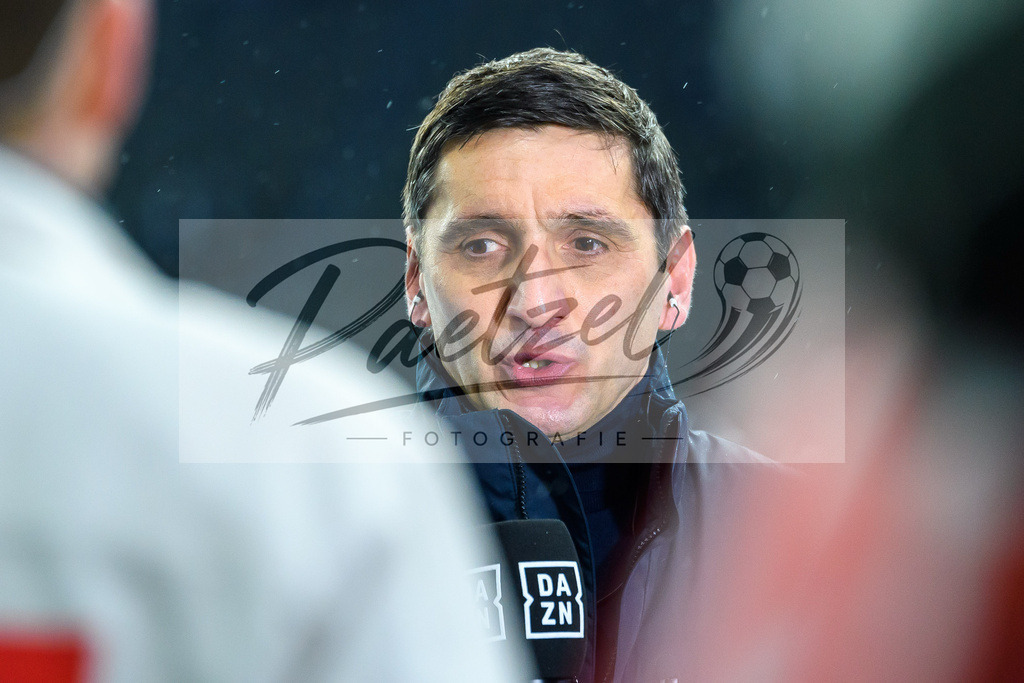 BSCRBL20220220_007 | Fussball, Herren: Trainer Tayfun Korkut (Hertha BSC) im Interview bei dem Spiel der 1. Bundesliga zwischen Hertha BSC und RB Leipzig im Olypiastadion am 20.02.2022 in Berlin, Deutschland.DFB / DFL REGULATIONS PROHIBIT ANY USE OF PHOTOGRAPHS AS IMAGE SEQUENCES AND/OR QUASI-VIDEO. - Realisiert mit Pictrs.com