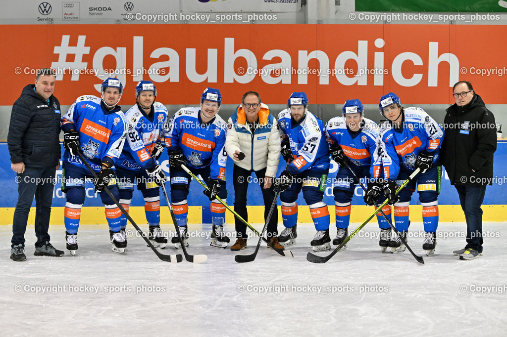 ESC Steindorf Sparkasse Feldkirchen Shooting | Hans Tschernutter Sektionsleiter ESC Steindorf, #21 WALDER PATRIK, #11 Luka Kalan, #92 RATZ PATRICK, #64 Stichauner Fabian, #57 Wilfan Franz, #46 Maurer Julian, Sportlicher Leiter ESC Steindorf Armin Rac, Gerhard Schreilechner, ESC Steindorf Sparkasse Feldkirchen Shooting, ESC Steindorf Sparkasse Feldkirchen Shooting am 24.10.2025 in Steindorf (Ossiachersee Halle), Austria, (Photo by Bernd Stefan)