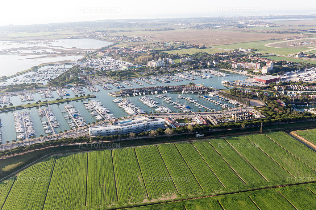 Aerial view: View of the town in Aprilia Marittima in the state Friuli Venezia Giulia, Italy. – Photo: IMG_105689.jpg taken on 04/08/2018 by Werner Riehm/FLY-FOTO.com – Resolution of the original: 5472 x 3648 px