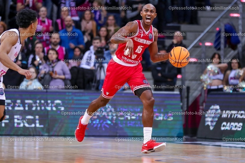 BCL08012501018 | 08.01.2025, Basketball Champions League, 1. Spiel Play-In, Telekom Baskets Bonn - Pallacanestro Reggiana, Telekom Dome: Jamar Smith (Pallacanestro Reggiana #15) gestikulierend