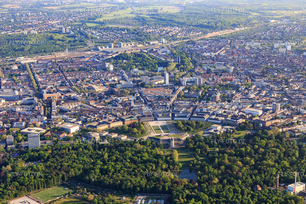 Ortsansicht von Norden | Luftbild: Ortsansicht von Norden im Ortsteil Innenstadt-West in Karlsruhe im Bundesland Baden-Württemberg in Deutschland. Foto: IMG_120479.jpg vom 23.04.2020 durch Werner Riehm/FLY-FOTO.de - Realisiert mit Pictrs.com
