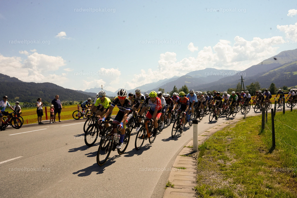 268_20230817_Bewerb_Maenner_Muehlanger | AUT - OESTERREICH, 2023-08-16: SPORT RENNRAD-FAHREN - 55. INTERNATIONALER RADWELTPOKAL IN ST. JOHANN IN TIROL  - Vintage-Radrennen mit WM-Bronze-Medaillen-Siegerin Christina Schweinberger, den Teilnehmer und Alexander Baumann (vom Orginastions-Team) - TAG 2 BEWERB MAENNER IN SECHS GRUPPEN  ; Foto: Roland Muehlanger