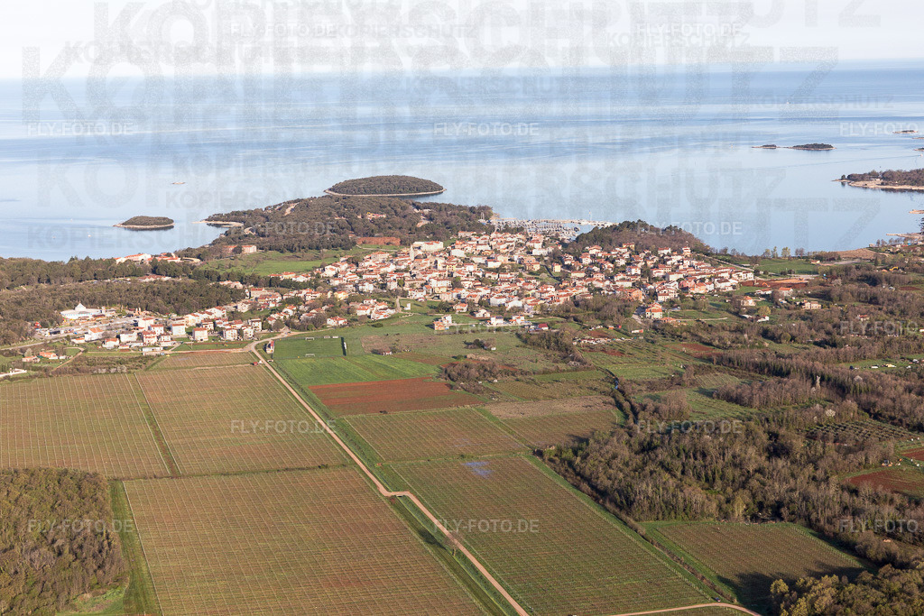 Ortsansicht | Luftbild: Ortsansicht in Fuškulin im Bundesland Gespanschaft Istrien in Kroatien. Foto: IMG_106326.jpg vom 14.04.2018 durch Werner Riehm/FLY-FOTO.de - Realisiert mit Pictrs.com