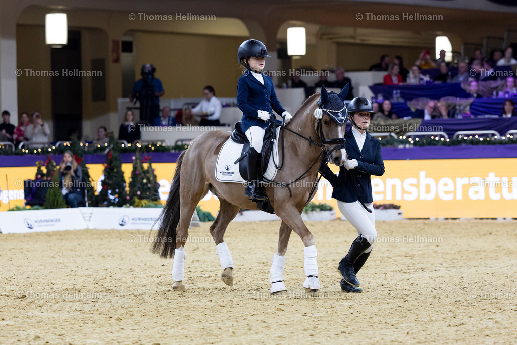 TH_18 Caruso 607_ Zoe-Amalia Ernst_23639 | 18 Caruso 607, Zoe-Amalia Ernst beim Festhallen Reitturnier Frankfurt 2024 am 21.12.24 in Frankfurt, Festhalle