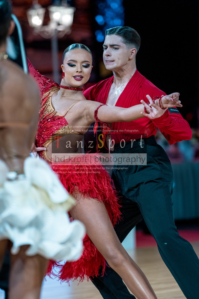 20251212_WDSF_World_Ch_Cup_RS-Lat_1314-2 | Tanzsportbilder, Standardtanz, Lateintanz, WDSF, DTV, LTVB, dancecomp, goc, hessen tanzt, blaues band der spree, walzer, tango, wiener walzer, slowfox, quickstepp, samba, rumba, cha-cha-cha, paso doble. jive, hd-kroft photography, turniertanzsport