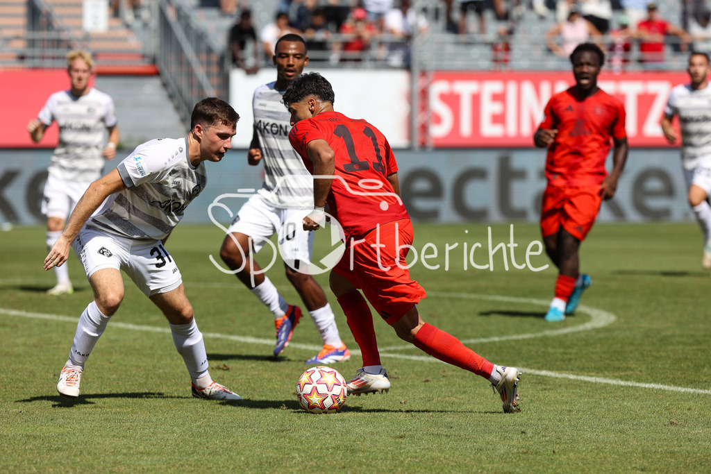FC Würzburger Kickers - FC Bayern Amateure | im Duell Tim KRAUS (Würzburger Kickers #31) und Emirhan DEMIRCAN (FC Bayern München II #11) / Zweikampf / Regionalliga Bayern: FC Würzburger Kickers - FC Bayern München II, AKON Arena am 24.08.2024
