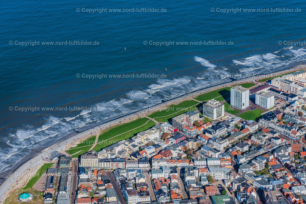 Norderney_Ortsansicht_ELS_5629091022 | NORDERNEY 09.10.2022 Inselbereich Norderney mit dem Ortskern und Uferbereich, Strand  in Norderney im Bundesland Niedersachsen, Deutschland. // Island area Norderney with the village center in Norderney in the state Lower Saxony, Germany. Foto: Martin Elsen