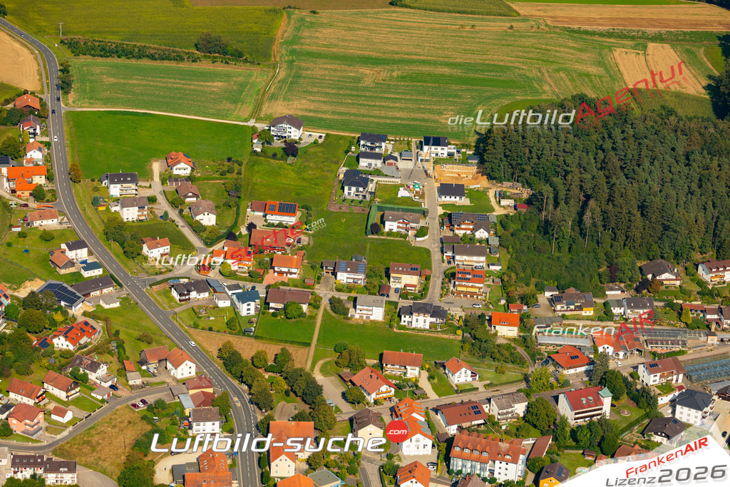 Das Luftbild zeigt : Windischbergerdorf Cham - Die Luftaufnahme wurde 2024 vom UL-Flugzeug aus erstellt ( keine Drohne ) - Hochauflösende Luftaufnahme - Für grossformatige Ausdrucke geeignet. Die Geschenkidee !Mit Lizenz und Bildrechte bestellbar