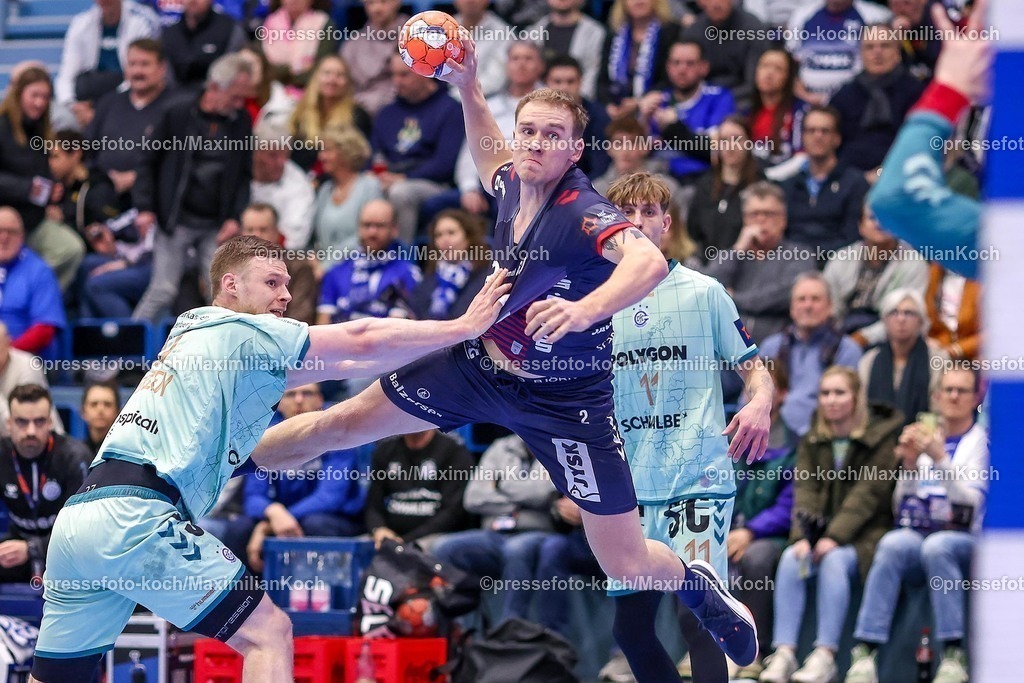 Gum11022501005 | 11.02.2025, Handball, European League - Hauptrunde Gruppe IV, VfL Gummersbach - SG Flensburg-Handewitt, Schwalbe-Arena: Simon Pytlick (Flensburg-Handewitt #2) gegen Kristjan Horzen (GUM #27)