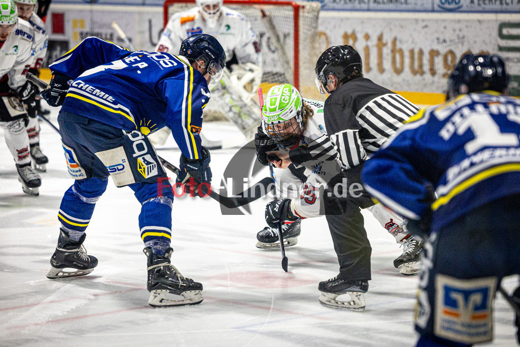 EHC Waldkraiburg LÖWEN gegen Peißenberg MINERS | Eishockey Bayernliga 2025/26 Pre-Playoff Spiel 3, EHC Waldkraiburg LÖWEN gegen Peißenberg MINERS, 20260203,Bulli,2026-02-03 in Waldkraiburg (Raiffeisen Arena), Philipp LODE (EHC Waldkraiburg 7), Moritz BIRKNER (MINERS 95)Copyright: WolfgangxLindner www.foto-lindner.de
