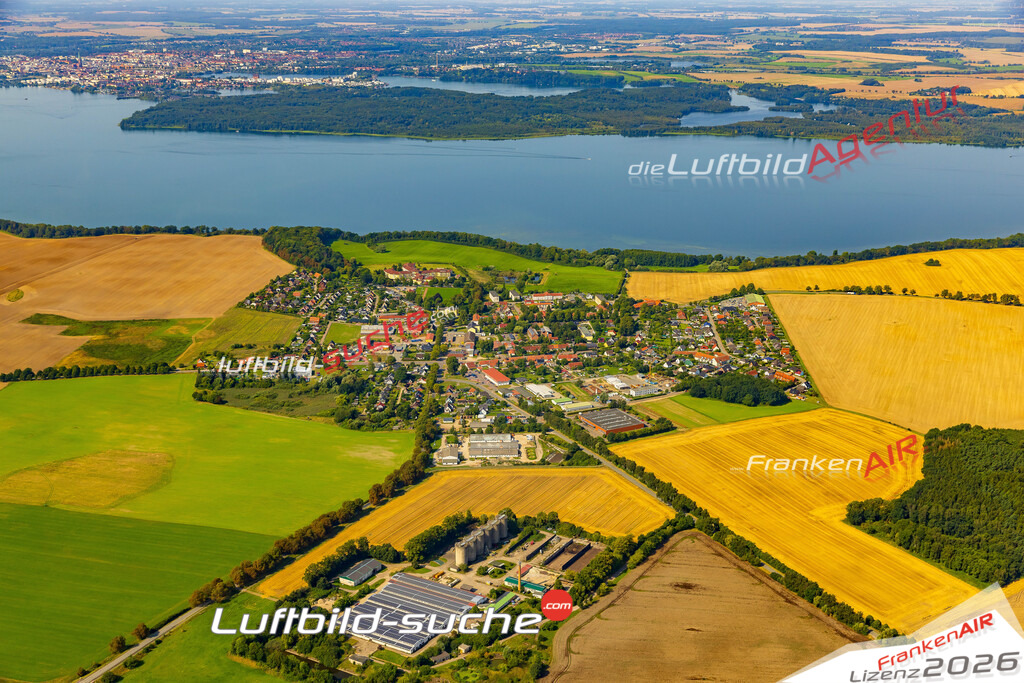Übersichts Bild Leezen - Die Luftaufnahme wurde 2025 vom UL-Flugzeug heraus erstellt ( keine Drohnenaufnahme ) - Hochauflösende Luftaufnahme - für Wandbilder und großformatige Ausdrucke geeignet. Das besondere Geschenk!Hier alle&nbsp;Infos zur Lizenzierung der LuftaufnahmeWir fliegen auch dieses Jahr wieder in Ihre Region um Luftbilder zu erstellen.- Luftbild anfragen