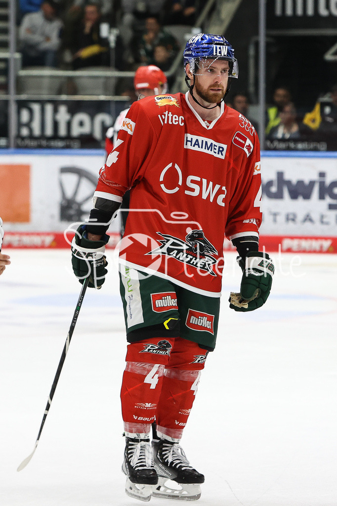Augsburger Panther - Schwenninger Wild Wings | Jordon SOUTHORN (AEV #4) in Aktion / Freisteller / Einzelfoto