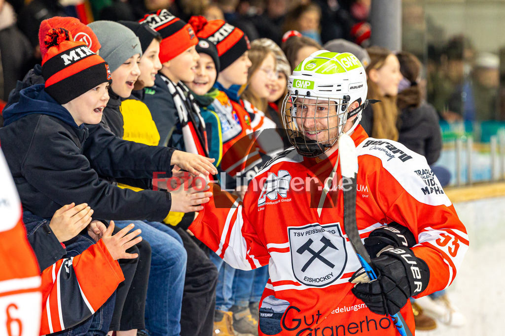 Spiel 5 Viertelfinale TSV Peißenberg Miners vs HC Landsberg Riverkings | Eishockey Bayernliga Playoffs 2023/2024, Spiel 5 Viertelfinale TSV Peißenberg Miners vs HC Landsberg Riverkings, 20240301,
Moritz BIRKNER (Miners 95) feiert,
2024-03-01 in Peißenberg (Eisstadion)
95 Moritz BIRKNER (Miners 95)
Copyright: WolfgangxLindner foto-lindner.de