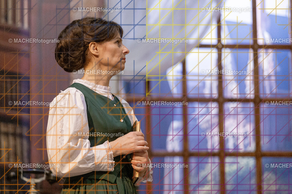 193_MFL-2025 | Portraitbilder von Regisseur; Darsteller; Techniker; Maske; Kostüme; Chor; Musiker; Bilderserie der Generalprobe und der Premierenvorstellung, Szenenbilder; Ausdrucksstudien; Bühnenüberblick; Bühnenkulissen; Pressefotos inkl. Redaktionsfoto Darstellergruppe.