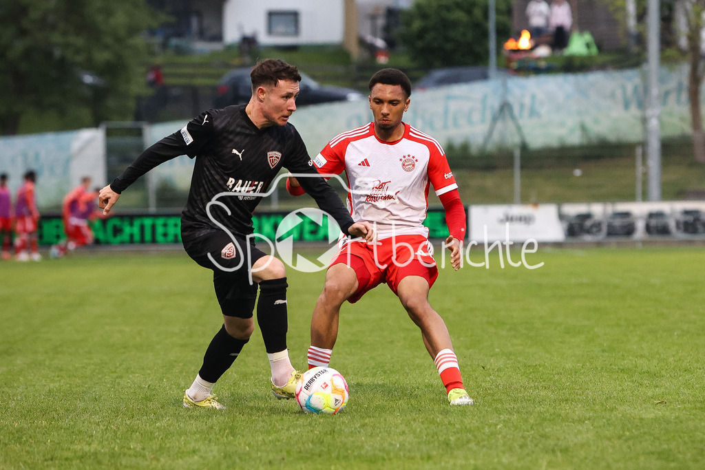 TSV Buchbach - FC Bayern Amateure | im Duell Tobias STEER (TSV #10) und Vincent MANUBA (FCB #20) / Zweikampf