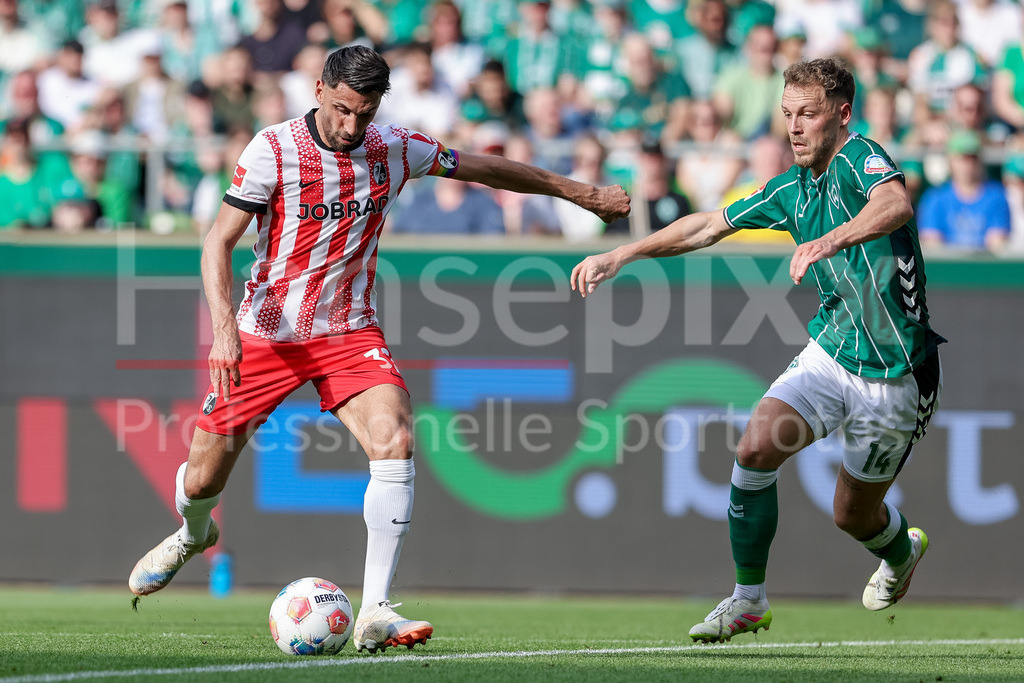 Fussball, Bundesliga, SV Werder Bremen - SC Freiburg | v.li.: Vincenzo Grifo (SC Freiburg, 32) und Senne Lynen (SV Werder Bremen, 14) im Zweikampf, Duell, Dynamik, Aktion, Action, Spielszene, DIE DFL-RICHTLINIEN UNTERSAGEN JEGLICHE NUTZUNG VON FOTOS ALS SEQUENZBILDER UND/ODER VIDEOÄHNLICHE FOTOSTRECKEN. DFL REGULATIONS PROHIBIT ANY USE OF PHOTOGRAPHS AS IMAGE SEQUENCES AND/OR QUASI-VIDEO.