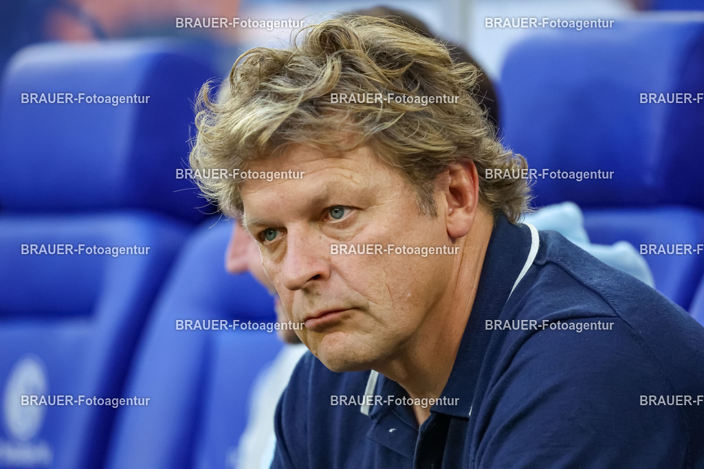 1_S04BER_20250801_0397.JPG -  - FC Schalke 04 - Hertha BSC Berlin - 2. Bundesliga | Gelsenkirchen, Deutschland, 01.08.25: Direktor Profifussball Youri Mulder (FC Schalke 04) schaut waehrend des Spiels der 2. Bundesliga zwischen FC Schalke 04 - Hertha BSC Berlin in der Veltins-Arena am 01. August 2025 in Gelsenkirchen, Deutschland. (Foto von Stefan Brauer/Brauer-Fotoagentur)DFB/DFL REGULATIONS PROHIBIT ANY USE OF PHOTOGRAPHS AS IMAGE SEQUENCES AND/OR QUASI-VIDEO.