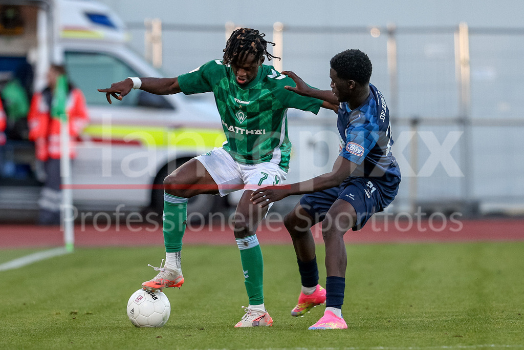 Fussball, Regionalliga Nord, SV Werder Bremen II - SSV Jeddeloh | v.li.: Davis Asante (SV Werder Bremen II, 7) und Ebrima Jobe (SSV Jeddeloh II, 21) im Zweikampf, Duell, Dynamik, Aktion, Action, Spielszene