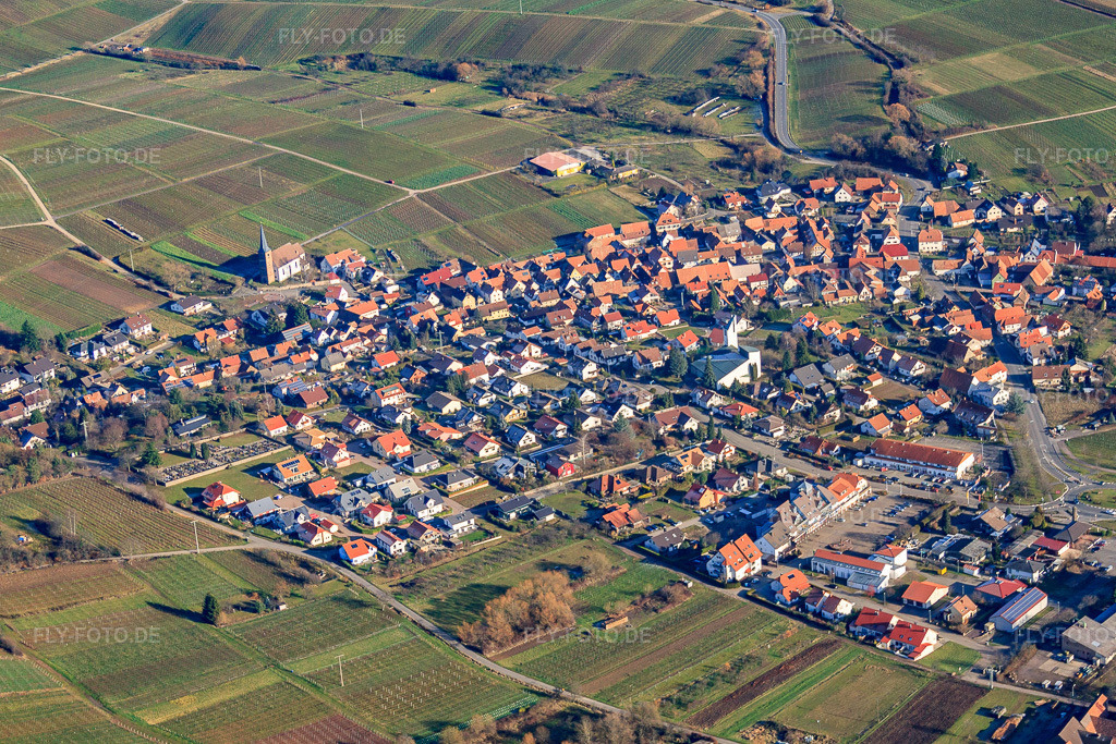 Luftbild: Dorfansicht mit Protest. Kirche am Pfarrwingert von Südwesten im Ortsteil Rechtenbach in Schweigen-Rechtenbach im Bundesland Rheinland-Pfalz in Deutschland. Foto: IMG_48377.jpg vom 11.12.2011 durch Werner Riehm/FLY-FOTO.de – Auflösung des Originals: 4555 x 3037 px