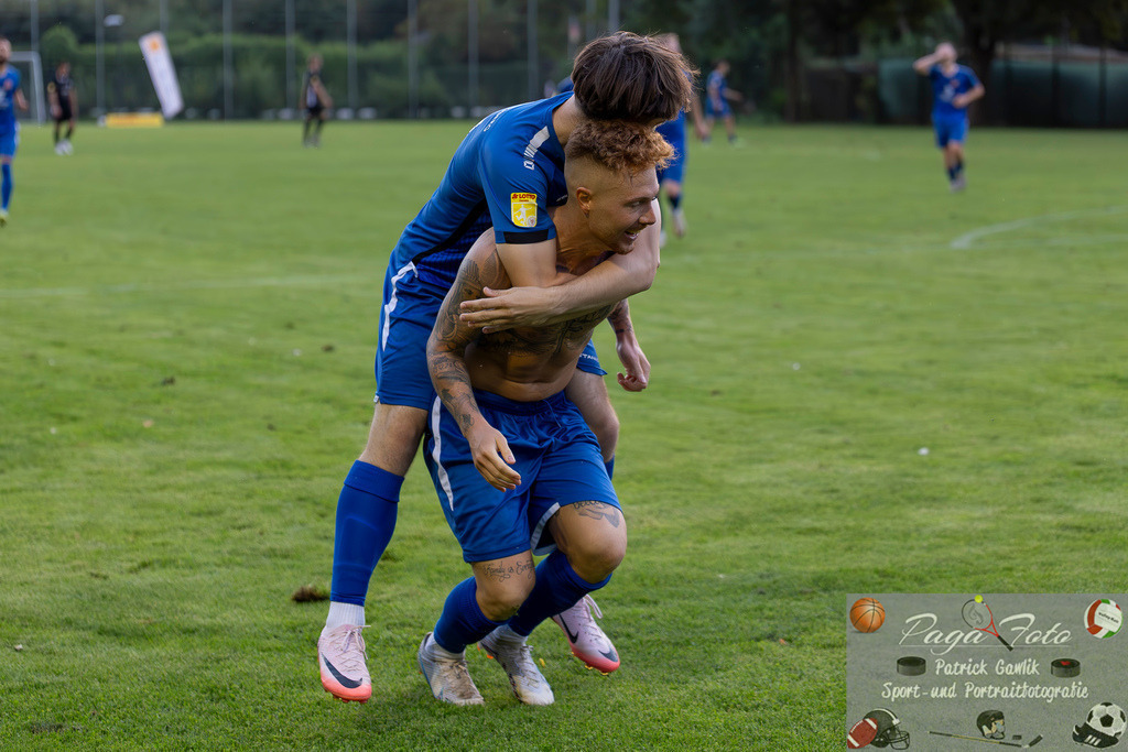 Hessenliga: Türk Gücü Friedberg - FC Eddersheim, 09.08.2024 | Noah Michel (Türk Gücü Friedberg #33) &amp; Luca Morlac (Türk Gücü Friedberg #11), Türk Gücü Friedberg - FC Eddersheim, Friedberg, Städtischer Sportplatz, 9.8.2024 - Realisiert mit Pictrs.com
