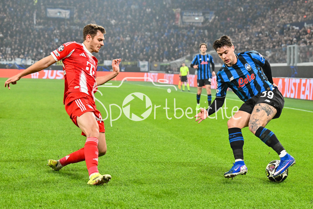 Atalanta Bergamo - FC Bayern München | BERGAMO, ITALY - 10. MARCH: tackle between Josip STANISIC (FC Bayern Munich 44), und Nicola ZALEWSKI (Atalanta Bergamo 59) during the UEFA Champions League match between Atalanta Bergamo vs. FC Bayern Munich on first leg of round of 16 at New Balance Arena