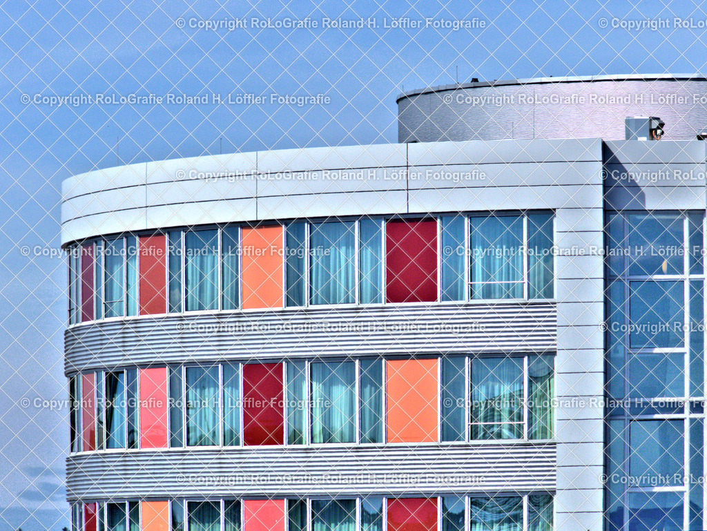Fassade | Fensterfront eines Bürogebäudes - Realisiert mit Pictrs.com