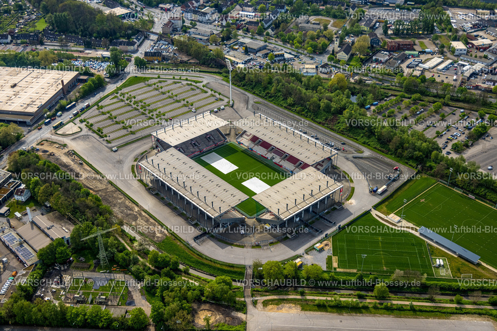 Essen240400475 | Luftbild, FußballStadion an der Hafenstraße des Clubs Rot-Weiss Essen, Plane mit Schutz und Pflege auf dem Rasen, Essen, Ruhrgebiet, Nordrhein-Westfalen, Deutschland