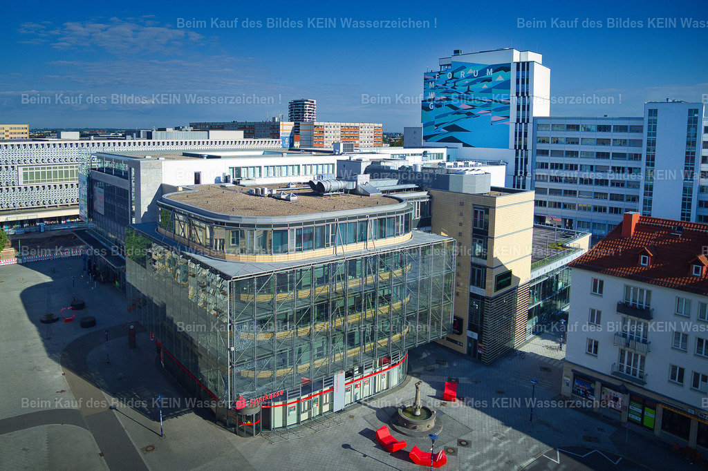 Alter_Markt_0007 | Die Hauptgeschäftsstelle der **Sparkasse MagdeBurg** am Alten Markt verbindet moderne Architektur mit einer markanten Glasfassade. Die transparente Gestaltung verleiht dem Gebäude eine offene und zeitgemäße Wirkung und setzt einen architektonischen Akzent im historischen Stadtzentrum.Im Hintergrund ist das MWG-Forum zu erkennen. Gemeinsam stehen beide Gebäude für die moderne Entwicklung des Alten Marktes und zeigen den gelungenen Kontrast zwischen zeitgenössischer Architektur und der historischen Umgebung. - Realisiert mit Pictrs.com