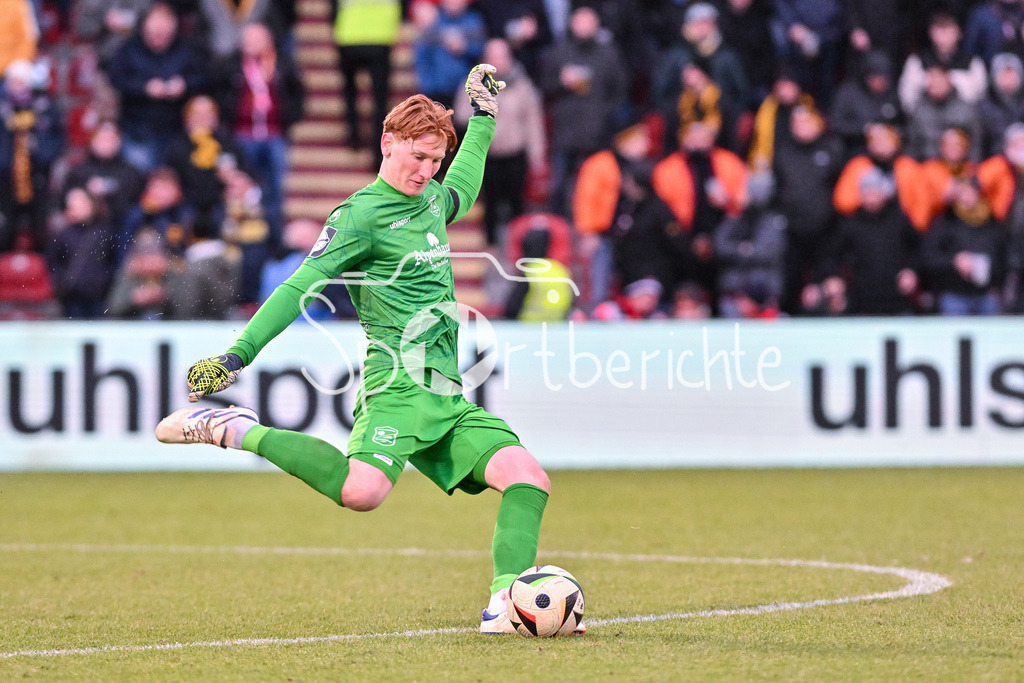 SpVgg Unterhaching - Dynamo Dresden | am Ball Konstantin HEIDE (UHG #1) / Freisteller / Einzelfoto / 3. Liga: SpVgg Unterhaching - Dynamo Dresden, Uhlsportpark am 21.12.2024