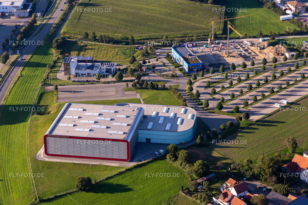 Museum- und Ausstellungs- Gebäude des Erwin Hymer Museum für Reisemobile. | Luftbild: Museum- und Ausstellungs- Gebäude des Erwin Hymer Museum für Reisemobile. im Ortsteil Hopfenweiler in Bad Waldsee im Bundesland Baden-Württemberg in Deutschland. Foto: IMG_128908.jpg vom 03.09.2021 durch ©2025 Werner Riehm fly-foto.de/copyright - Realisiert mit Pictrs.com