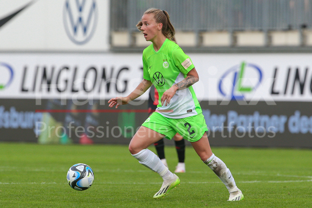 Fussball, Google Pixel Frauen-Bundesliga, VfL Wolfsburg - Bayer 04 Leverkusen | v.li.: Lynn Wilms (VfL Wolfsburg, 2) am Ball, Einzelbild, Ganzkörper, Aktion, Action, Spielszene, DIE DFB-RICHTLINIEN UNTERSAGEN JEGLICHE NUTZUNG VON FOTOS ALS SEQUENZBILDER UND/ODER VIDEOÄHNLICHE FOTOSTRECKEN. DFB REGULATIONS PROHIBIT ANY USE OF PHOTOGRAPHS AS IMAGE SEQUENCES AND/OR QUASI-VIDEO.