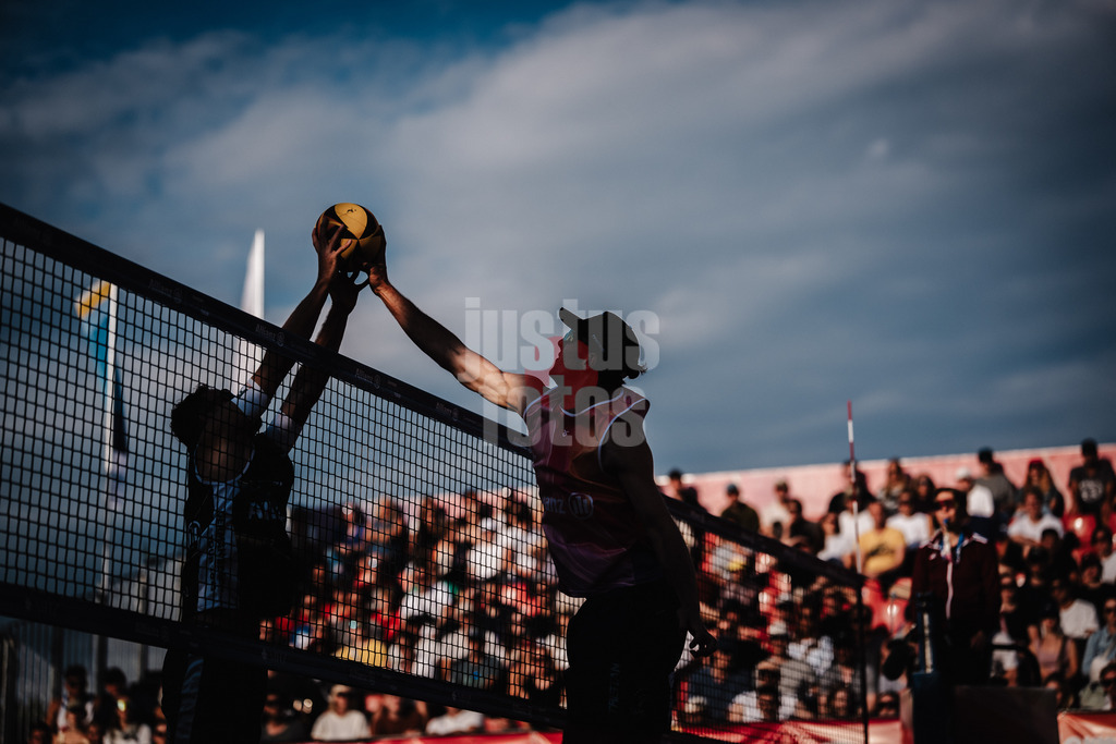 Beachvolleyball | Männer | Allianz German Beach Tour 2025 | Tourstop München | 11.07.2025 | Tristan Fröbel Bizeps wird von der Sonne angeschienen