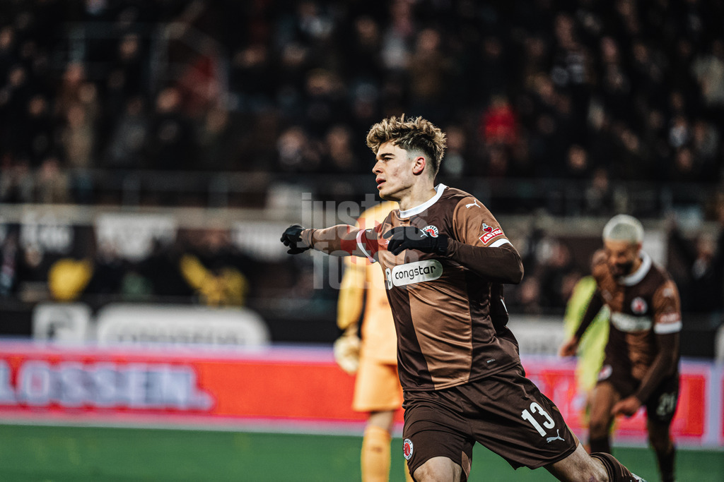 Fußball | Männer | Saison 2024/2025  | Fußball-Bundesliga | 26. Spieltag | FC St. Pauli vs. TSG Hoffenheim | 14.03.2025 | Torjubel Noah Weißhaupt (#13, FC St. Pauli)