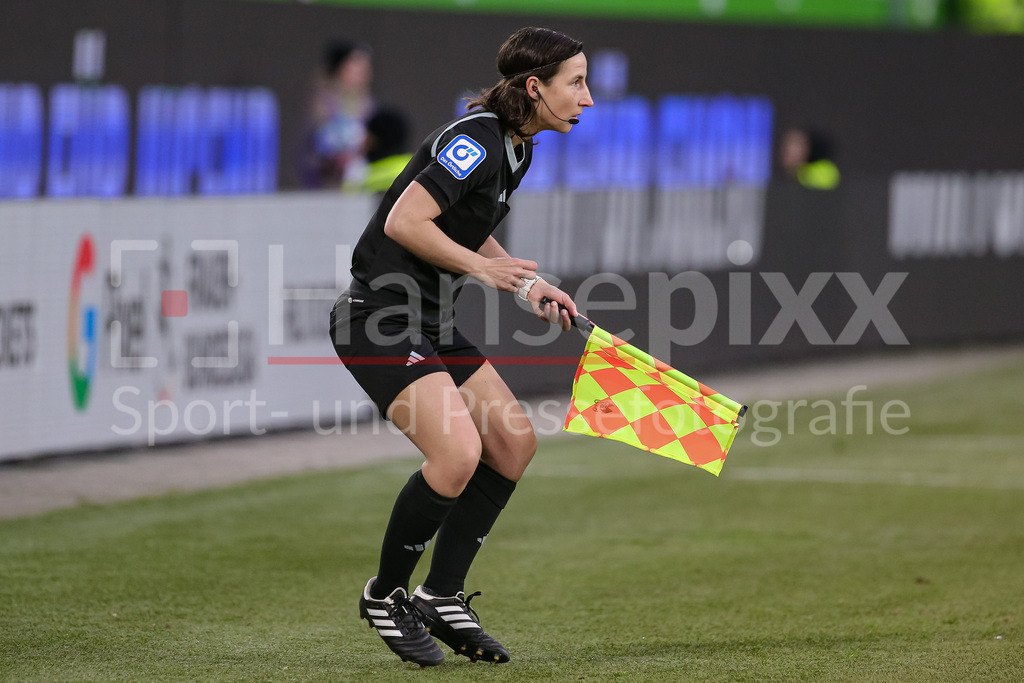 Fussball, Google Pixel Frauen-Bundesliga, VfL Wolfsburg - FC Bayern München | v.li.: Schiedsrichter-Assistentin Katrin Rafalski, DIE DFB-RICHTLINIEN UNTERSAGEN JEGLICHE NUTZUNG VON FOTOS ALS SEQUENZBILDER UND/ODER VIDEOÄHNLICHE FOTOSTRECKEN. DFB REGULATIONS PROHIBIT ANY USE OF PHOTOGRAPHS AS IMAGE SEQUENCES AND/OR QUASI-VIDEO.
