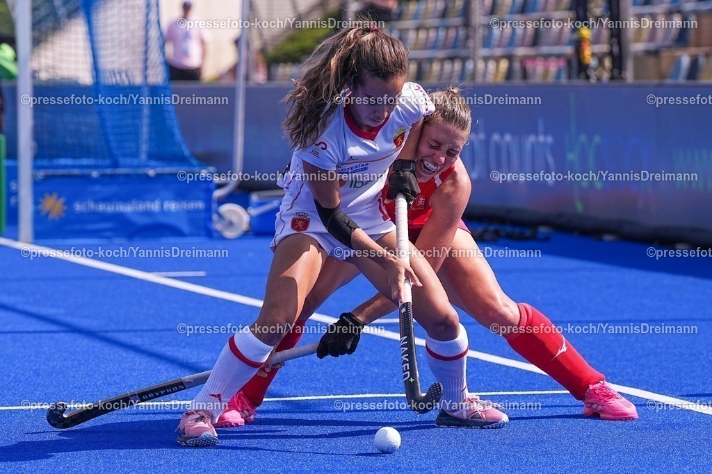 xydrx13082501010 | 13.08.2025, xydrx, Frauen EuroHockey Championship 2025, Gruppenphase, Gruppe B, Spanien - England, Sparkassenpark Mönchengladbach: Berta Agullo (ESP #18)  im Zweikampf gegen Elizabeth Neal (ENG #22)