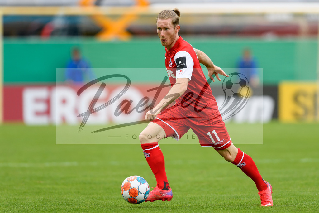 JENKOE20210808_183 | Fussball, Herren: Florian Kainz (1. FC Koeln) in Aktion, am Ball, Einzelaktion beim Spiel der 1. Runde im DFB-Pokal zwischen FC Carl Zeiss Jena und 1. FC Koeln im Ernst-Abbe-Sportfeld am 08.08.2021 in Jena, Deutschland.DFB / DFL REGULATIONS PROHIBIT ANY USE OF PHOTOGRAPHS AS IMAGE SEQUENCES AND/OR QUASI-VIDEO. - Realisiert mit Pictrs.com