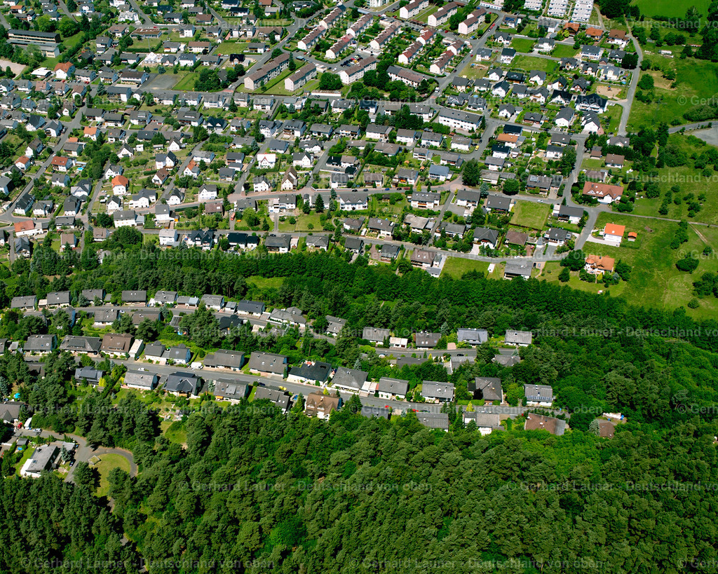 2610621 | SEELBACH 09.06.2006 Von Wald und Forstgebieten umgebener Ortskern der Straßen und Häuser und Wohngebiete in Seelbach im Bundesland Hessen, Deutschland // Surrounded by forest and forest areas center of the streets and houses and residential areas in Seelbach in the state Hesse, Germany Foto: Gerhard Launer