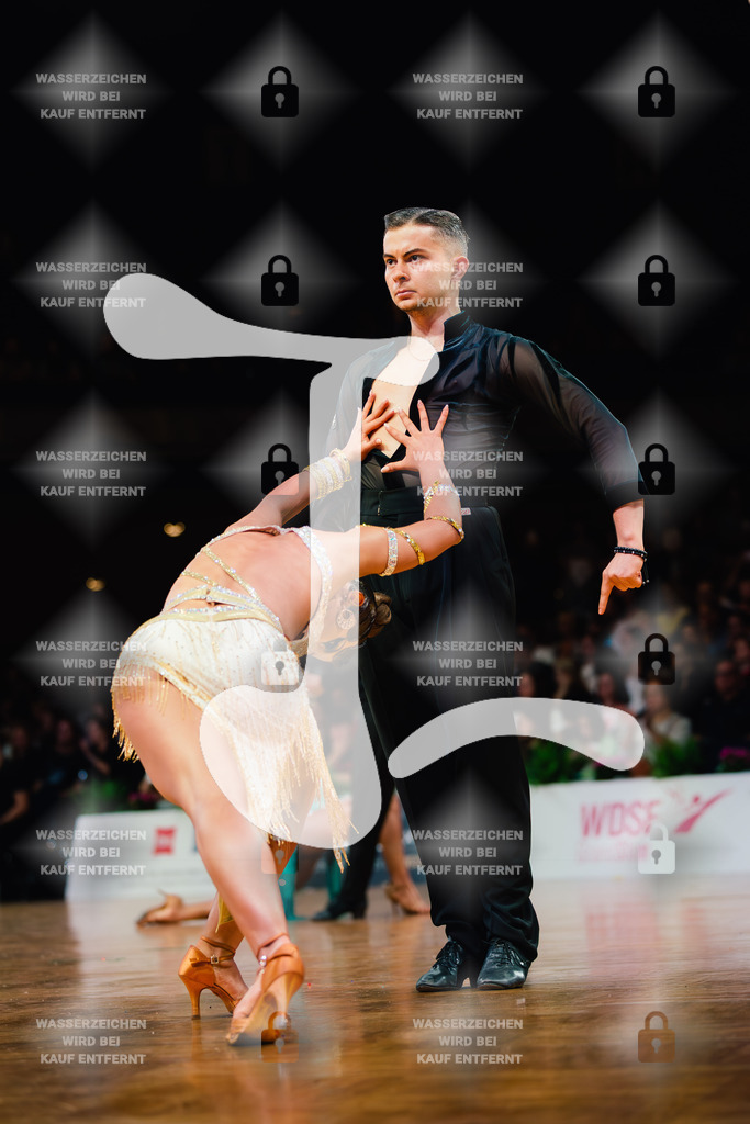 GOC 2025 - WDSF GrandSlam Latin 140th (27) Dennis Deiloff _ Sabrina Deiloff (Germany)-2025-08-23-1551 | Webshop for digital downloads and prints of dance sport, event & show photographer Julian Link - Realisiert mit Pictrs.com